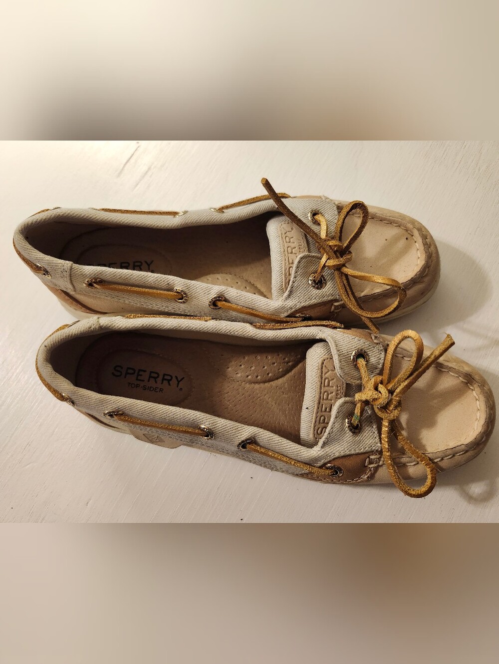 Sperry Women's Boat Shoe in Cream with Gold Laces Size 5
